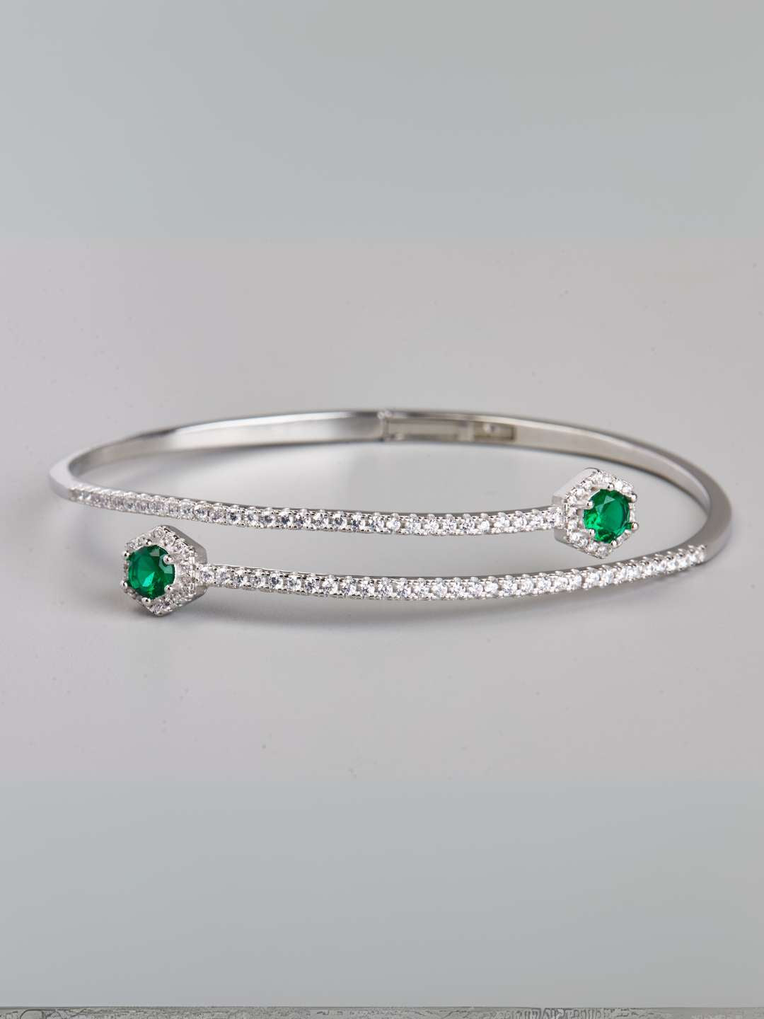 Tansi Jewels Emerald And Diamond Studded Women'S Bracelet